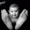 bebé entre pies